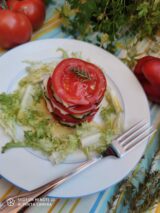 foto de lasaña cruda de tomate, pepino y ajedrea