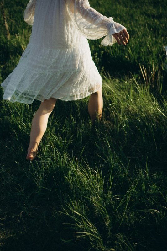 Caminar descalza en la menopausia