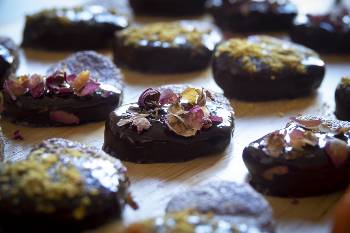 Galletas veganas con pétalos de rosa de Sant Jordi