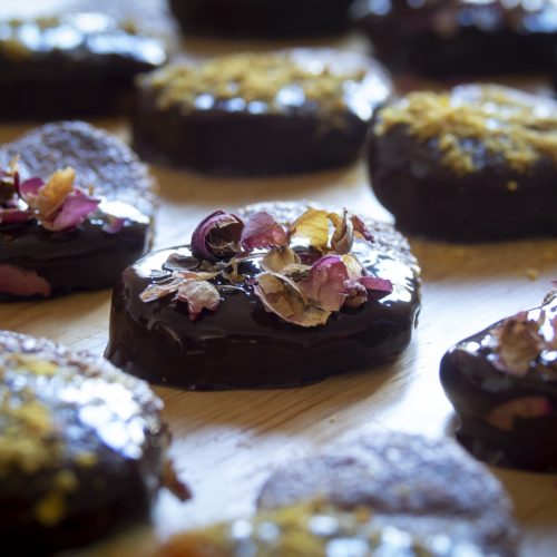 Galletas veganas con pétalos de rosa de Sant Jordi