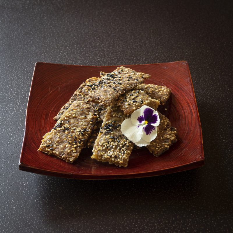Soyu Senbei japonesa vegana con arroz y sésamo negro