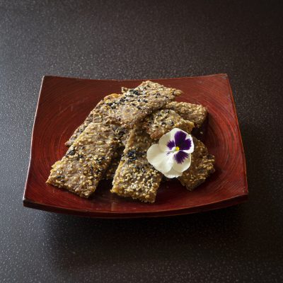 Soyu Senbei japonesa vegana con arroz y sésamo negro