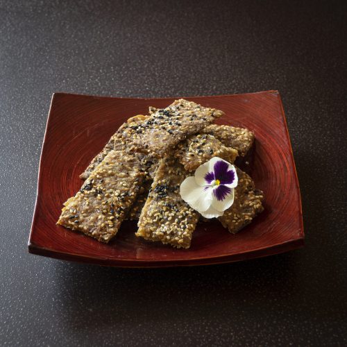 Soyu Senbei japonesa vegana con arroz y sésamo negro