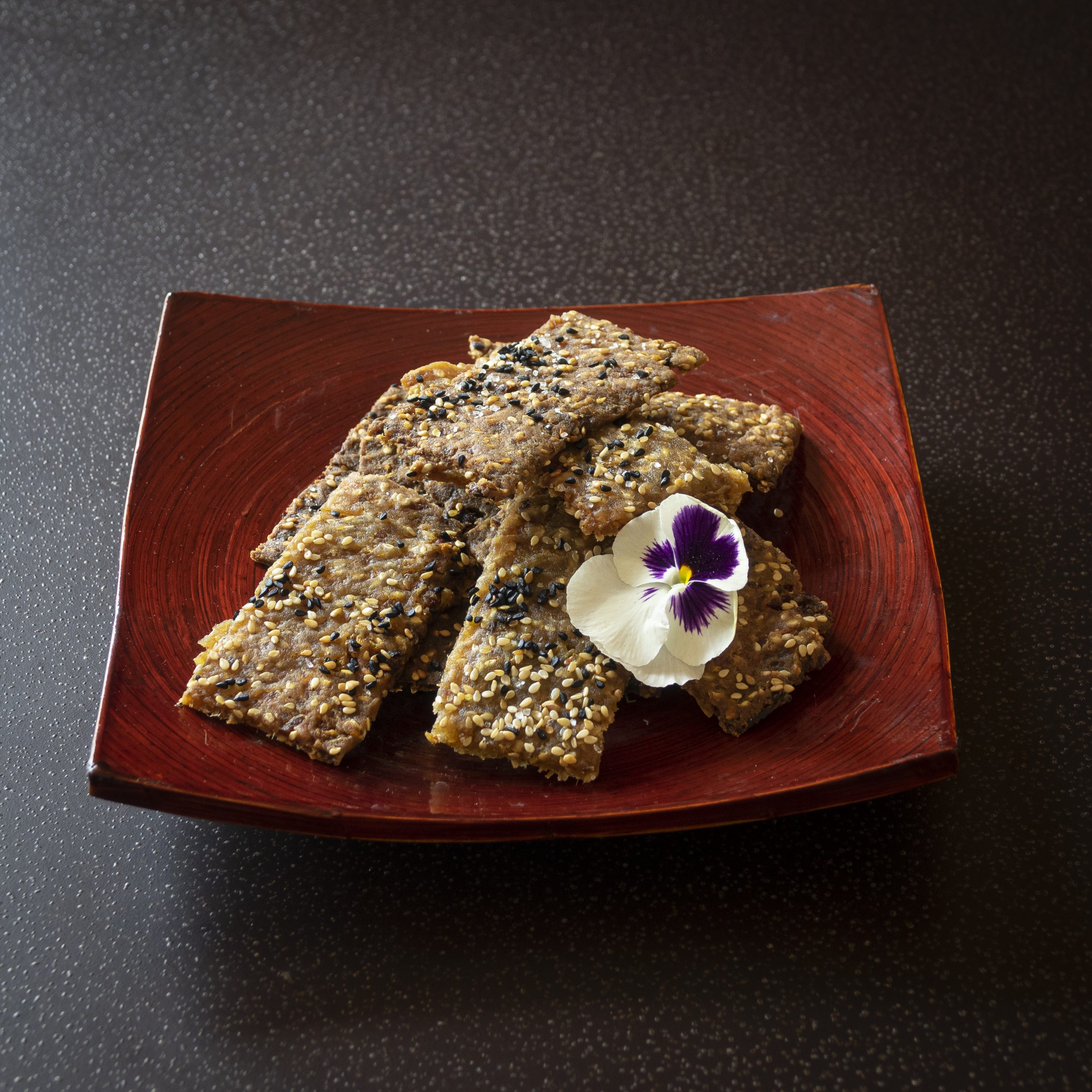 Soyu Senbei japonesa vegana con arroz y sésamo negro